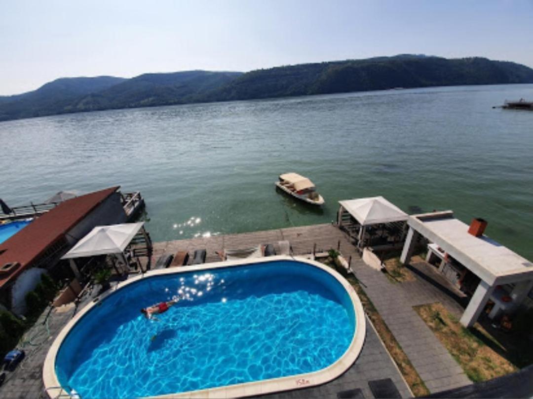 New Exclusive Hotel Ieşelniţa Buitenkant foto