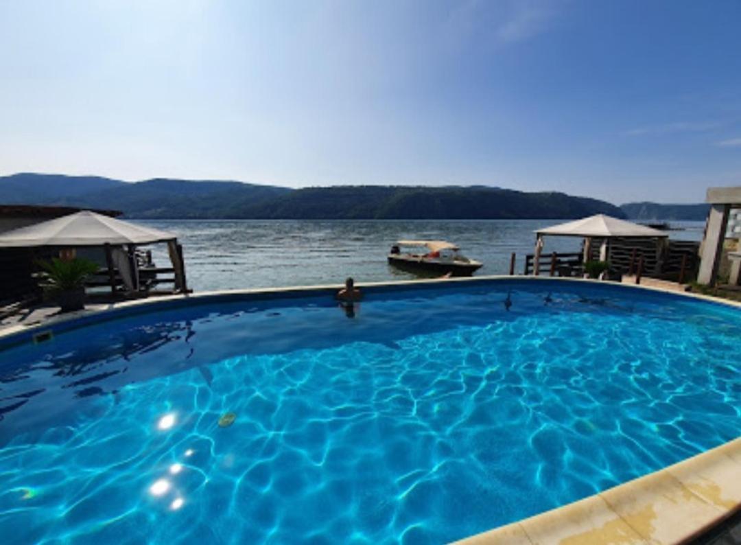 New Exclusive Hotel Ieşelniţa Buitenkant foto